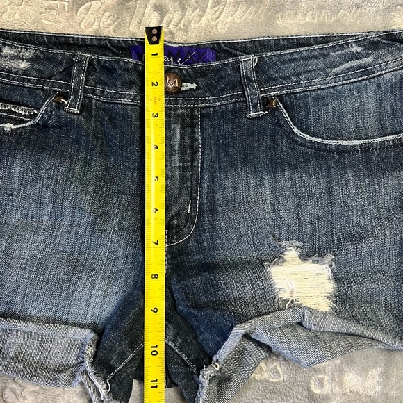 Miley Cyrus shorts - Picture 4 of 6